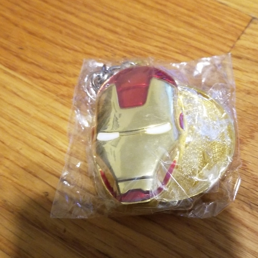 2 keychain, 1 captain America  1 iron man